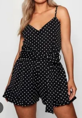 Mameluco Boohoo Talla 22 EE. UU. Negro Y Púrpura Lunares Corbata Cintura Volantes Parte Inferior Foto 1 de 4