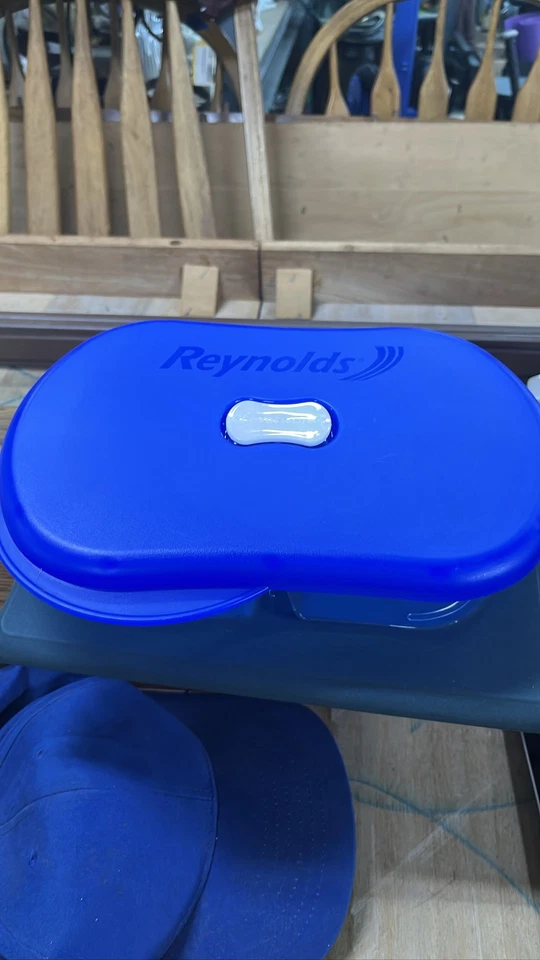 Contenedor de comida Reynolds azul, tapa de ventilación blanca b1 bv Foto 1 de 2
