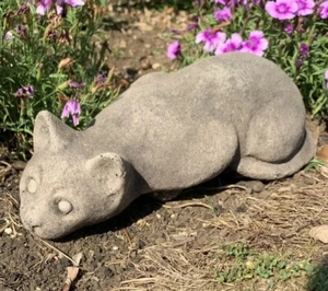 STONE GARDEN LAYING POUNCING CAT CONCRETE ORNAMENT - Picture 1 of 6