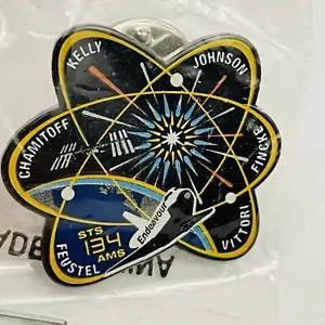 Transbordador espacial de la NASA ENDEAVOUR STS-134 AMS pin trasero Fincke Kelly Chamitoff 2011 - Imagen 1 de 4