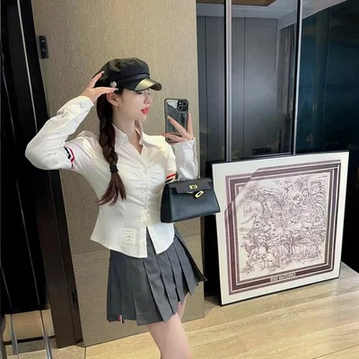 Camisa plisada corta informal plisada Top Thom Browne para mujer Foto 1 de 4