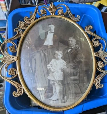 Antiguo retrato con marco de hierro fundido de bronce dorado con cúpula de vidrio de la época victoriana? Foto 1 de 4