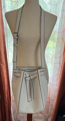 Monedero cubo French Connection blanco imitación cuero 8" x 6.5" x 11" usado en excelente estado Foto 1 de 4