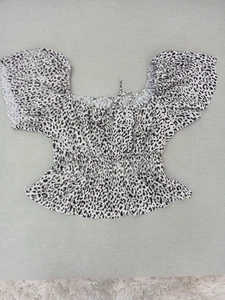 Great condition! Bershka white and black silky plisse blouse. Fit size 10/12 - Picture 1 of 5
