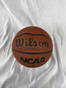 Wilson NCAA Replica Gioco Pallone 28.5” Basket Pelle Composita Donna Ottime Condizioni - Foto 1 di 4