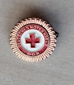 Broche médico vintage de la Cruz Roja Alemana RDA insignia - Imagen 1 de 2