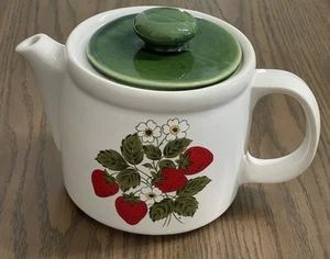 Vintage McCoy #1418 Keramik Erdbeere Blumen Teekanne mit grünem Deckel Küche Dekor - Bild 1 von 10