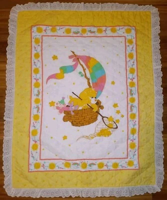 Manta de bebé acolchada de encaje amarillo Care Bears Sunshine Bear Star Catcher de colección Foto 1 de 4