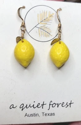 Pendientes colgantes de limón amarillo de vidrio checo, rellenos de 14k, latón antiguo Foto 1 de 3