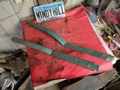 1957 OLDSMOBILE 98 4DR SEDAN MOLDURAS DE ENFEITE DE PORTA TRASEIRA - Imagem 1 de 4