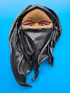 Máscara de cuero moldeada grande vintage de mujer de Oriente Medio para colgar en la pared - Imagen 1 de 10