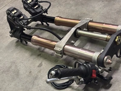 05 06 Suzuki GSXR 1000 2005 horquillas delanteras suspensión manillar triple árbol Foto 1 de 4