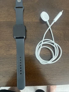 Apple Watch Occasion (avec le chargeur) - Photo 1 sur 2