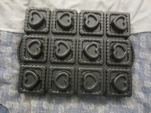 Wilton Ultra Bake Mini Herzen Kuchenform, schwere Aluminiumguss Herz Quadrate - Bild 1 von 2