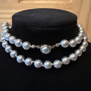 Vintage Faux Silber-Grau Perlen Strang Halskette mit einer Funktion Paste Verschluss. 24 Zoll - Bild 1 von 5