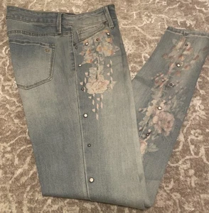 Jessica Simpson Kiss Me Skinny Jeans Blumen geprägt und Nieten verziert 27 - Bild 1 von 5