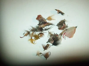 Gruppe Vintage Angelköder Fliegen und andere Gegenstände und Haken etc - Bild 1 von 2