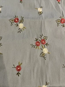 bestickt Blumen Blumen Stoff grau blau Rücken weiß rot grün 53 x 78" - Bild 1 von 4