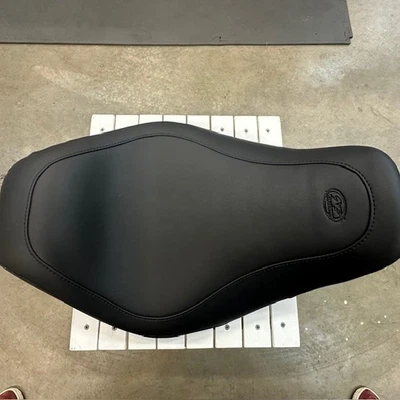 Asiento Mustang Solo Wide Tripper, 14" de ancho, ¡como nuevo! Foto 1 de 4