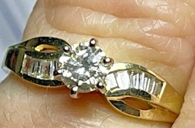 Anillo solitario de diamantes genuinos redondos y baguettes de oro amarillo de 14 k de 0,56 quilates Foto 1 de 4