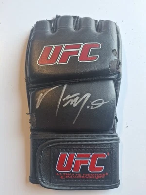 GUANTE UFC FIRMADO POR NATE MARQUARDT CERTIFICADO DE AUTENTICIDAD BAS BECKETT CERTIFICADO DE AUTENTICIDAD Foto 1 de 2