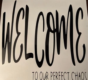 Calcomanía de pared negra Welcome to Our Perfect Chaos arte en vinilo - Imagen 1 de 3