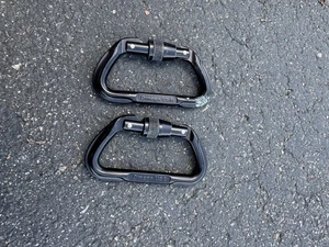 Pair of Omega KN24 Black D Rings Locking Screw Carabiners - Picture 1 of 3