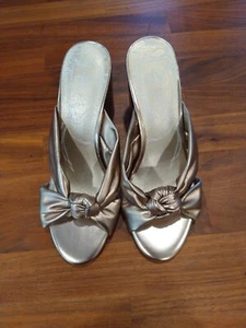 DV by Dolce Vita Hylde Metallic Gold Knotted Slide Mule Heels Sz 7.5 Disco Retro - Picture 1 of 4