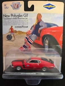Ford Mustang Boss 302 1970 máquinas M2 conductores automáticos R71 rojo Goodyear 1:64 - Imagen 1 de 2