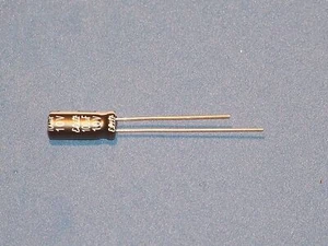 Elko, radial, 100µF (100uF) / 10V / 105°C, 20 Stk. (Ø5x11mm) - Bild 1 von 1