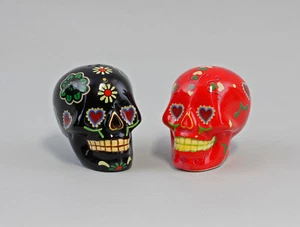 9976114-d Keramik Figur Gewürz-Streuer Totenkopf bunt Skelett H7cm - Picture 1 of 2