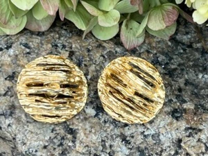 Vintage Crown Trifari Signed Gold Tone Lattice Button Brutalist Clip On Earrings - Picture 1 of 4