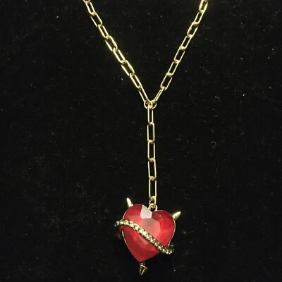Collar de eslabones con clip de papel tono dorado Betsey Johnson con colgante de corazón rojo nuevo en caja Foto 1 de 4