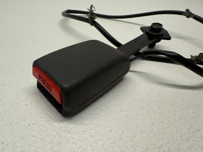 Conjunto de fivela de cinto de segurança dianteiro direito do passageiro Nissan Xterra 2006-2011 fabricante de equipamento original - Imagem 1 de 4