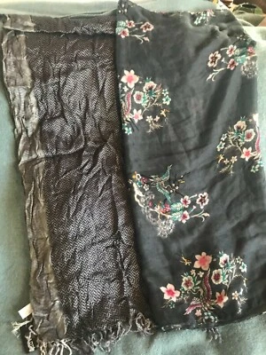 Lote de Rayón Negro y Gris Chevron y Poliéster Suave Floral y Pájaro Cuello Mujer’s  Foto 1 de 4