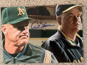 ART HOWE SIGNED AUTOGRAPHED MONEYBALL MOVIE 5x7 PHOTO - Picture 1 of 1