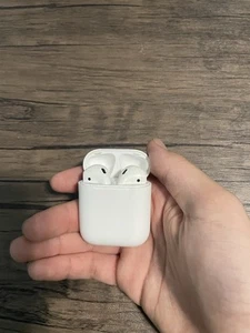 Écouteurs intra-auriculaires Apple AirPods 1ère génération avec étui de charge - Blanc - Photo 1 sur 3