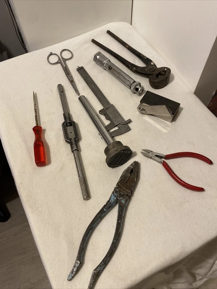Lot Outils Anciens pour Bricolage En Métal Acier Pinces Tournevis Divers En Vrac - Photo 1/4
