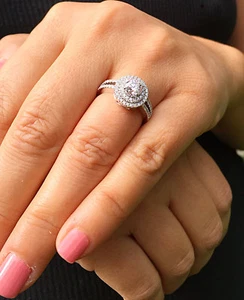 Anillo de compromiso de diamantes de corte redondo de oro blanco liso de 14 K clavija halo clavija 1,00ctw - Imagen 1 de 11