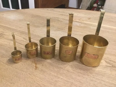 Série de 5 Mesures de capacité anciennes en cuivre et laiton 1/2 L, dl… - Photo 1/4