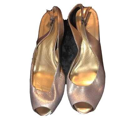 Tacones dorados Tahari con puntera abierta talla 7 M Foto 1 de 4