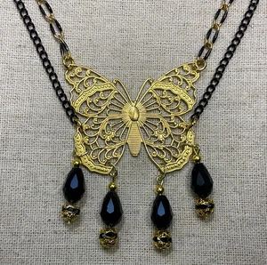 Filigrane Schmetterling Halskette - schwarze Glasperlen, 18" Kette, schwarz & gold, elegant - Bild 1 von 6