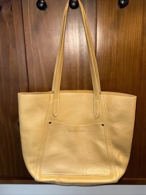 Bolso Juliette grande Portland Leather Goods dorado amarillo Foto 1 de 4