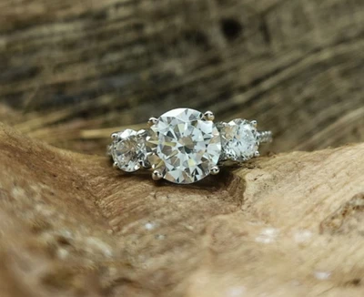 Anillo de compromiso de tres piedras de diamantes cultivados en laboratorio VS1 de corte redondo de 3 quilates de oro blanco de 14 k Foto 1 de 4