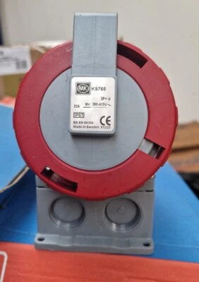 MK Commando 415v 32 Amp 4 Pin 3PH & E IP67 K9765RED Angled Wall Socket - Image 1 of 4
