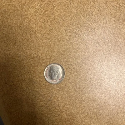 Moneda de diez centavos de Estados Unidos 1967 con sombras rojas. Sin como nuevo Foto 1 de 4