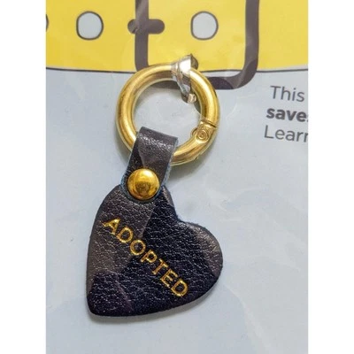 Dije de cuello de mascota "adoptado" estampado dorado en etiqueta azul con cierre dorado silenciador de etiqueta Foto 1 de 4