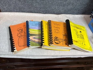 Vintage Spiral Bound Local Cookbook Lot of 5, Central Illinois, Many Recipes - Foto 1 di 6