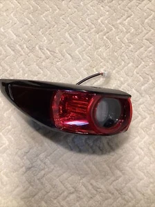 MAZDA CX5 2017-2021 LUZ TRASERA IZQUIERDA EXTERIOR LUZ MONTAJE OEM - Imagen 1 de 2