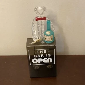 Estatuilla de acrílico vintage Courvoisier Coñac Promo Bartender The Bar is Open RARA - Imagen 1 de 4